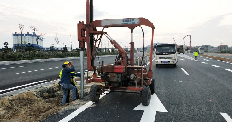平潭县综合实验区苏平路公路波形护栏施工04 平潭县综合实验区苏平路公路波形护栏施工04
