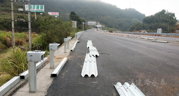 龙岩至漳州段高速公路三波波形护栏安装改造02 龙岩至漳州段高速公路三波波形护栏安装改造02