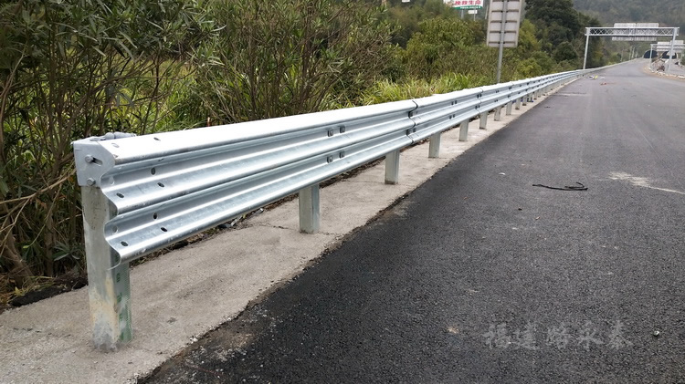龙岩至漳州段高速公路三波波形护栏安装改造04 龙岩至漳州段高速公路三波波形护栏安装改造04
