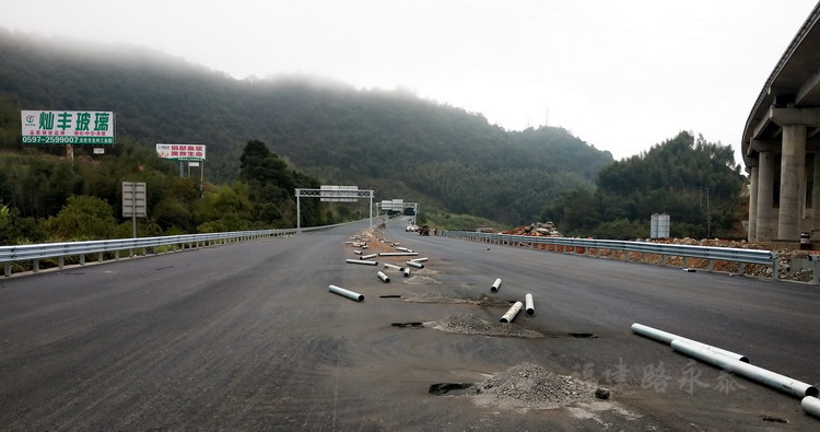 龙岩至漳州段高速公路三波波形护栏安装改造01 龙岩至漳州段高速公路三波波形护栏安装改造01