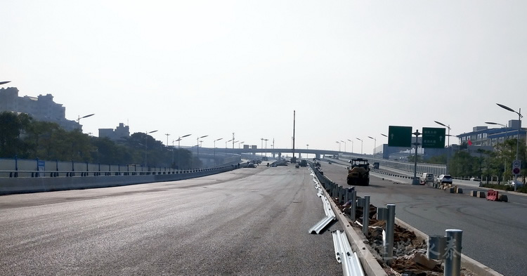 厦门高崎机场成功大道入口路桥道路护栏安装中 厦门高崎机场成功大道入口路桥道路护栏安装中