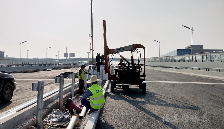 厦门高崎机场成功大道入口路桥道路护栏打桩中 厦门高崎机场成功大道入口路桥道路护栏打桩中