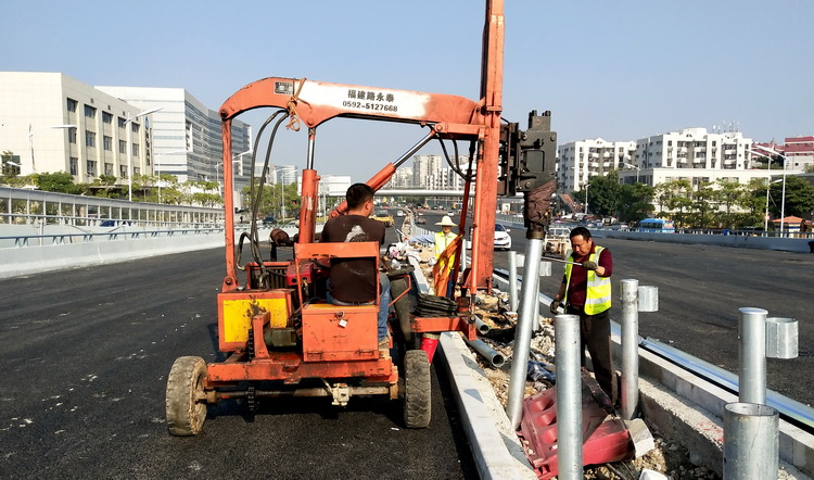 厦门高崎机场成功大道入口路桥道路护栏打桩中 厦门高崎机场成功大道入口路桥道路护栏打桩中