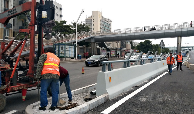 波形护栏打桩中 波形护栏打桩中