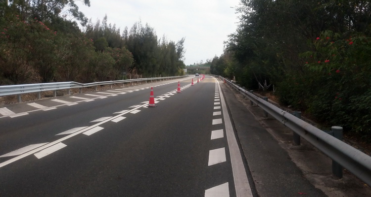 泉州绕城高速公路隧道口钻孔(图1) 泉州绕城高速公路隧道口钻孔(图1)