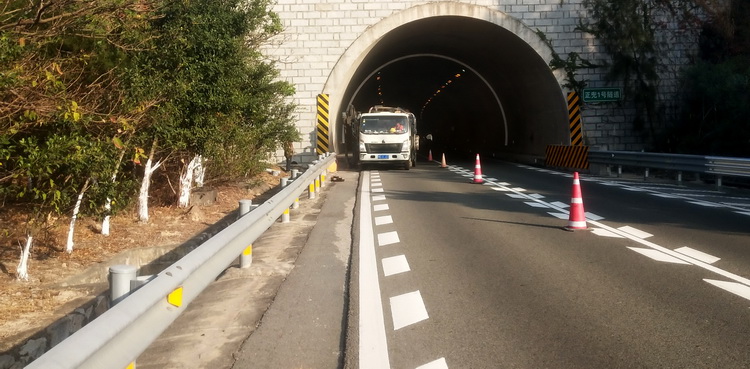 泉州绕城高速公路隧道口钻孔(图2) 泉州绕城高速公路隧道口钻孔(图2)